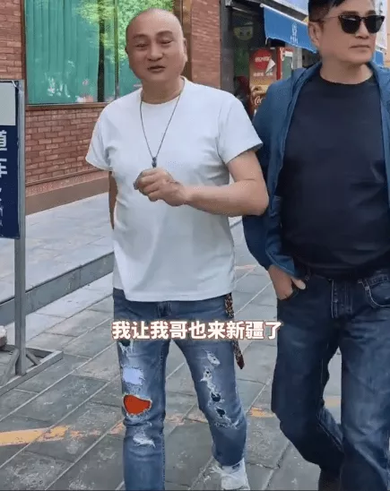 汤镇宗与汤镇业同框，外貌差距惹热议