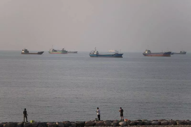 海峡又停摆！伊朗重启封锁 路透:通行船暴跌至5艘