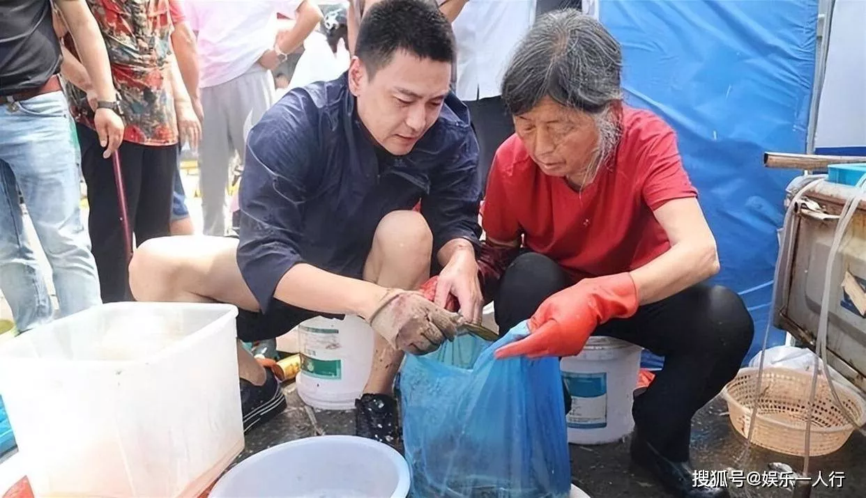 无戏可接，与母亲街边卖鱼近1年，他究竟因何至此