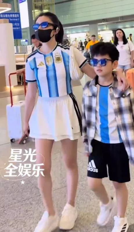 陈妍希带9岁儿子现身机场，小星星露正脸像陈晓