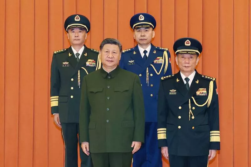 解放军最年轻现役上将诞生 习近平授衔全程严肃
