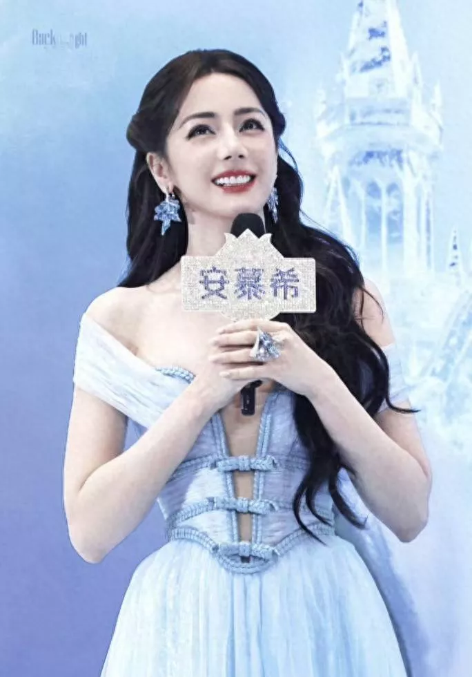 热巴晒出大胆奔放身材，却因捂胸口，被质疑小气