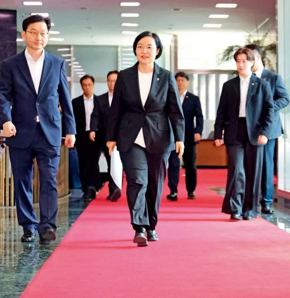 做记者，进“大厂”，当总理，她一路开挂