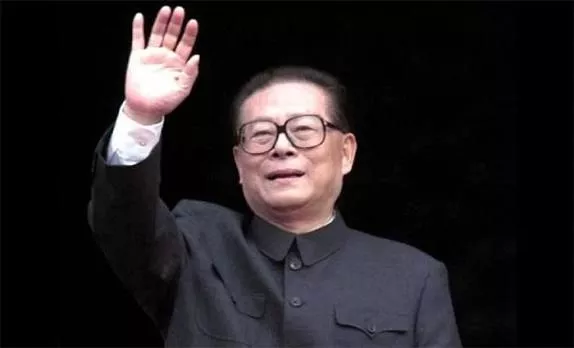 纪录片罕见重提法轮功：万人围中南海 江亲外出查看