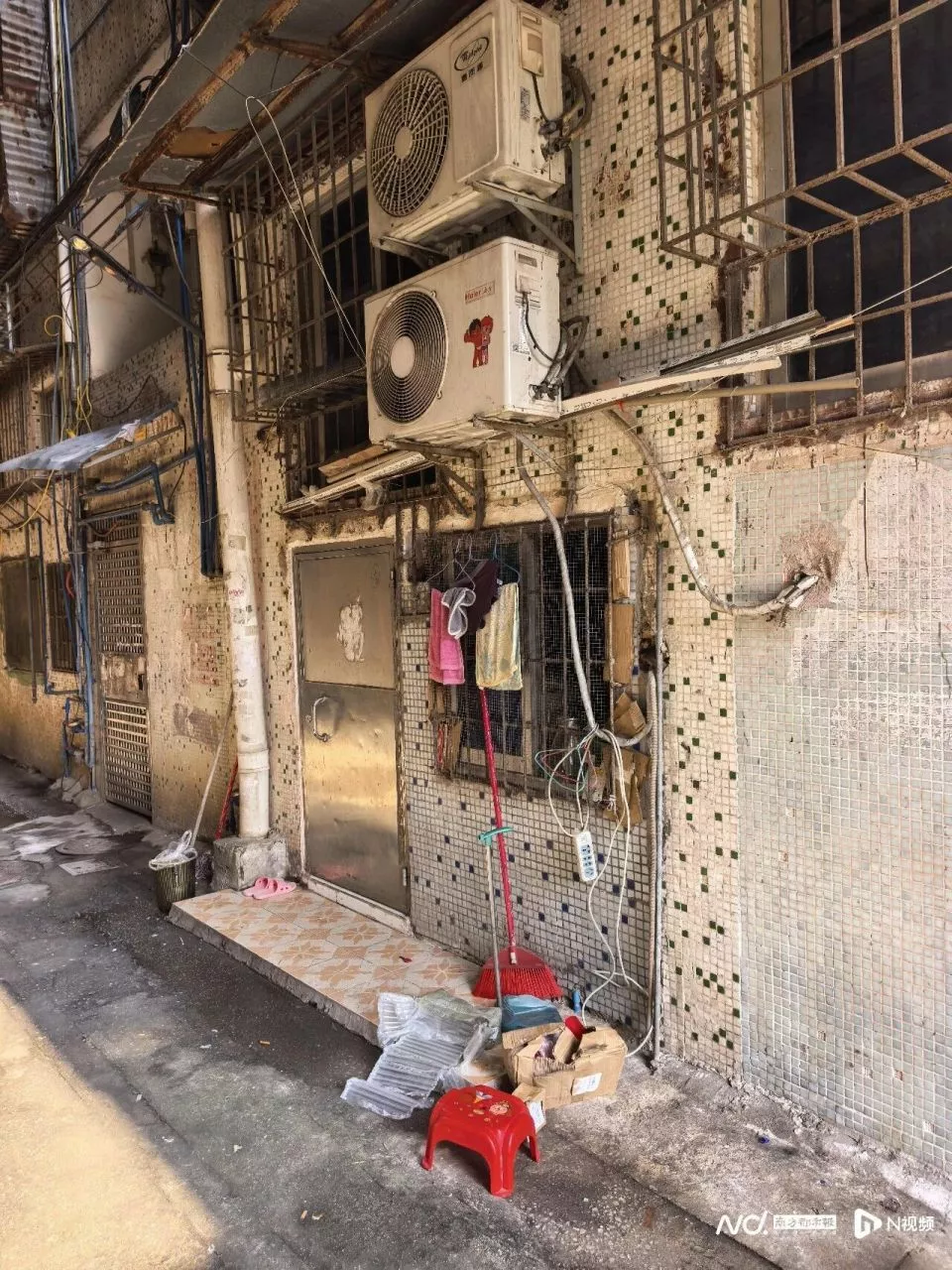 "梅姨"曾住广州一城中村:摊卖水果,一年四季戴口罩