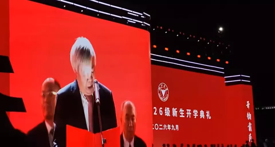 浙大教授走红，“一句三甩头，白色飘逸刘海半遮脸”