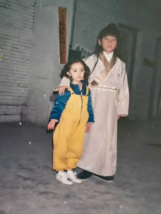 美而萌之！杨幂3岁片场旧照走红 童年颜值等比放大