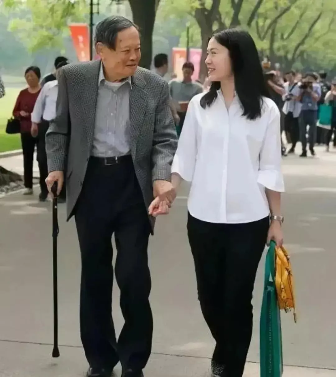 杨振宁生前经常与翁帆携手在清华校园散步