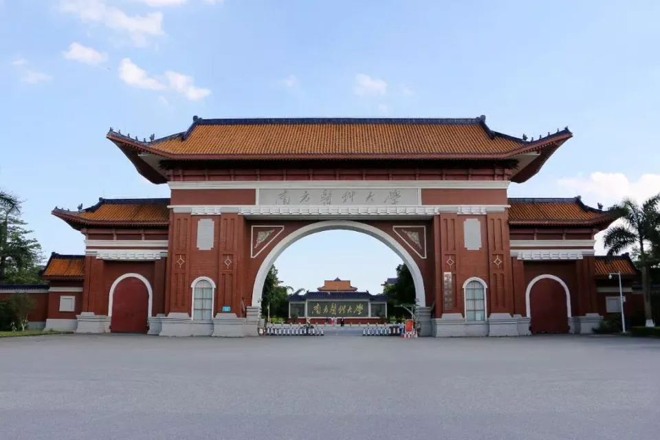南方医科大学一学生疑校内坠亡，校方：已成立专项工作组