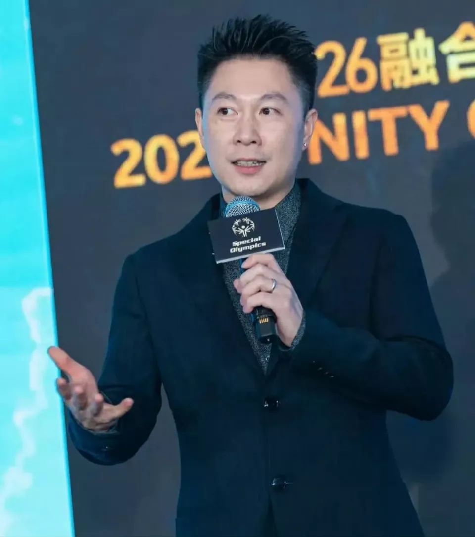 李小鹏带女儿参加慈善晚宴，14岁奥莉颜值出众像妈妈