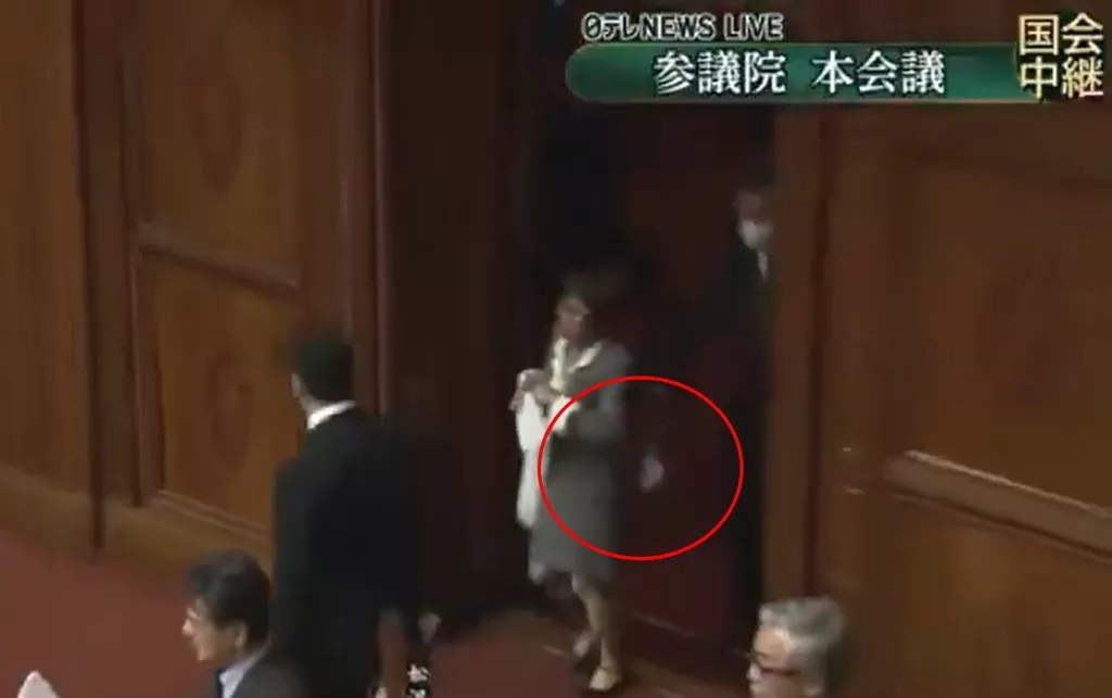 直播拍下一幕 日本80岁议员拍打女议员臀部掀众怒