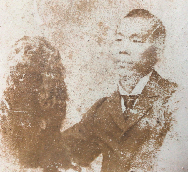 &middot;黄畅泉在广东台山祖屋找到的丁龙照片。（受访者供图）